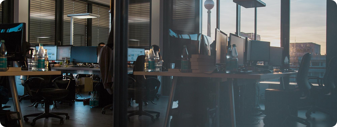 Espacio de trabajo con ordenadores
